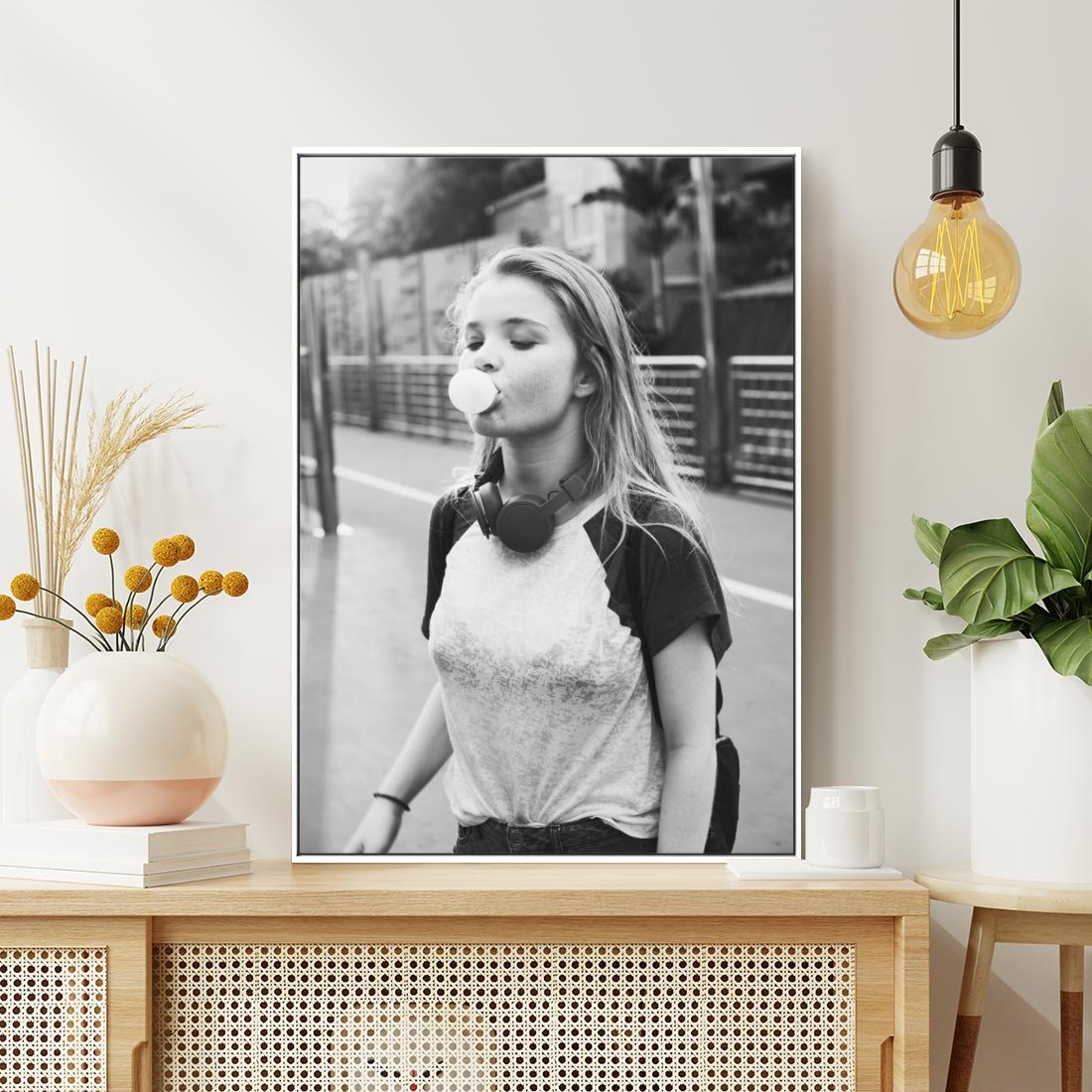 Obraz w ramie 80x120 - Letnia Młodość - nowoczesna fotografia, czarno biała - rama biała