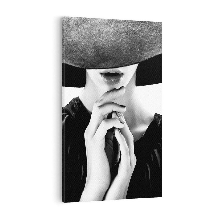 Obraz na płótnie 80x120 - Czarna Elegancja - fotografia czarno biała, zbliżenie portret kobiety w czerni