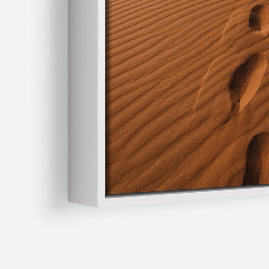 Obraz w ramie 50x70 - Piasek pustyni w ogniu - pustynia, piasek - rama biała