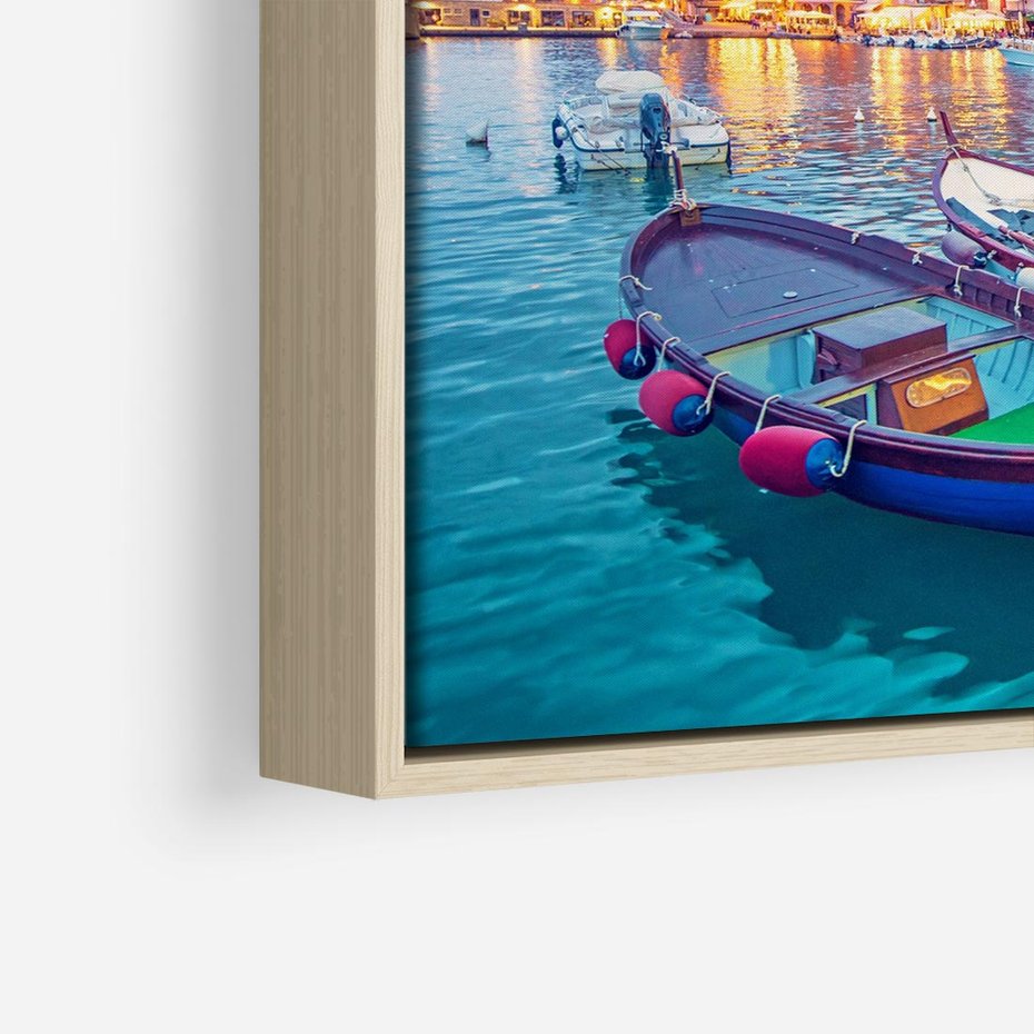 Obraz w ramie 50x50 - Tańczące kolory zachodu - nadmorskie kolorowe miast, kolorowe budynki na brzegu - rama drewno