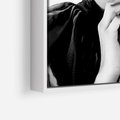 Obraz w ramie 50x50 - Czarna Elegancja - fotografia czarno biała, zbliżenie portret kobiety w czerni - rama biała