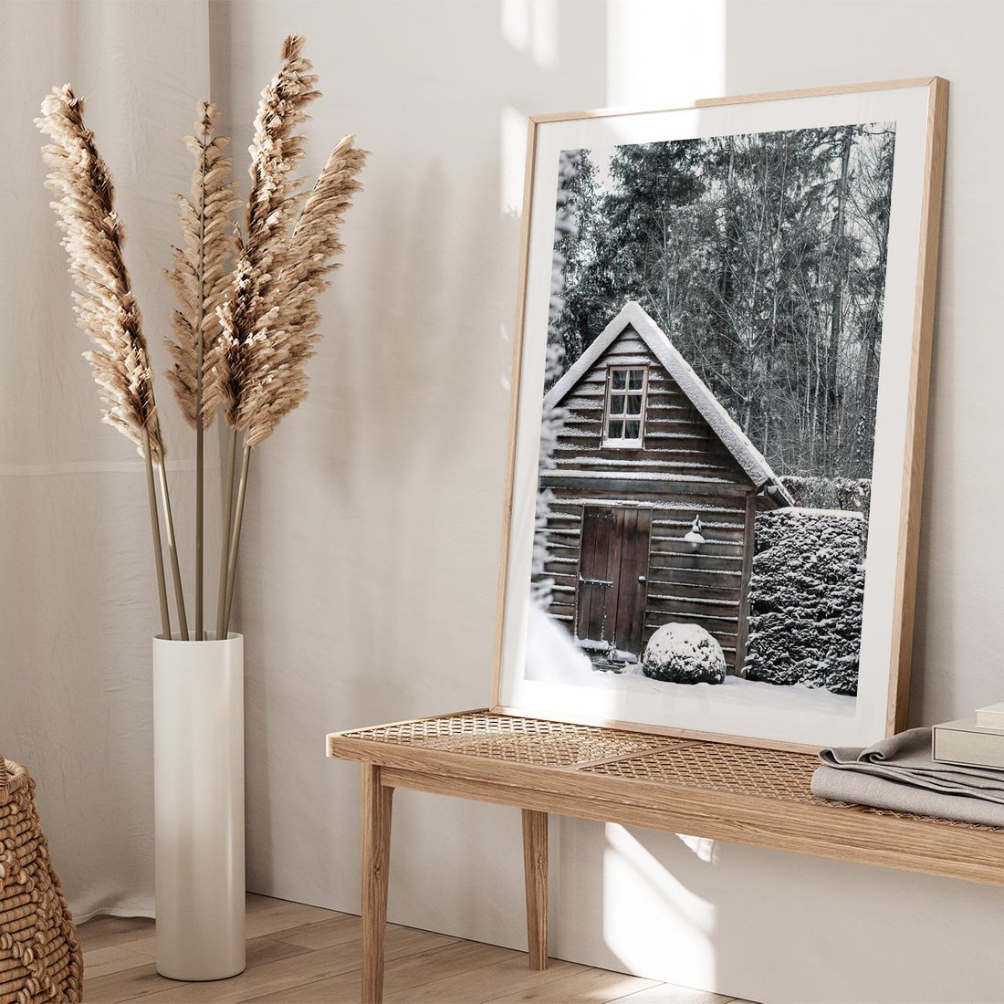 Plakat w ramie 40x50 - Zaklęta Zima - domek w lesie, śnieg - rama drewno