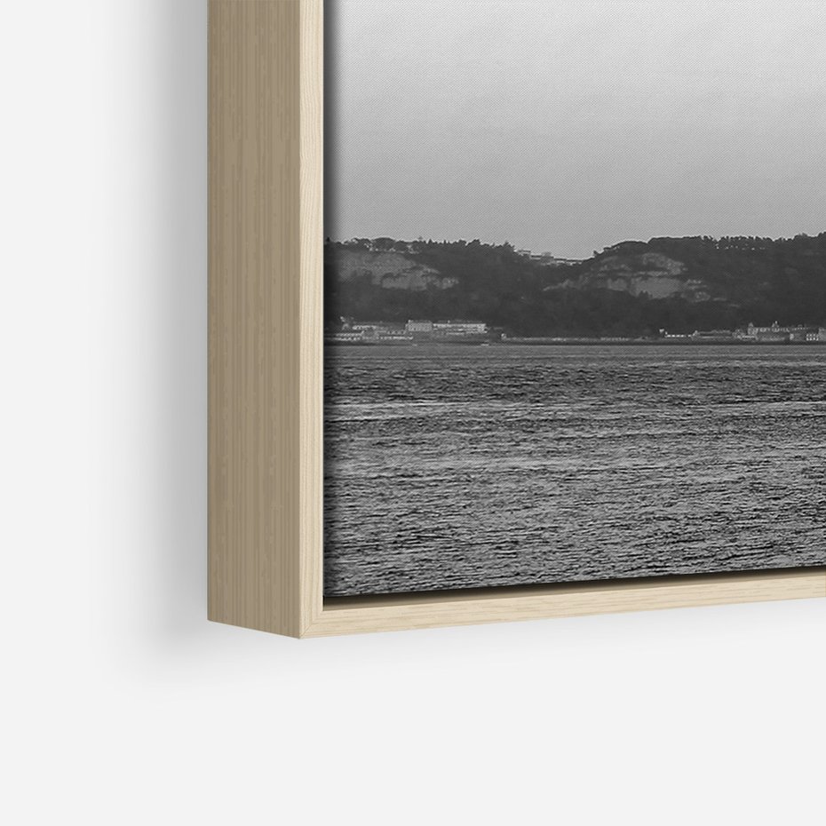 Obraz w ramie 80x120 - Majestatyczny Most - czarno biała fotografia, czerwony stalowy most nad rzeką - rama drewno