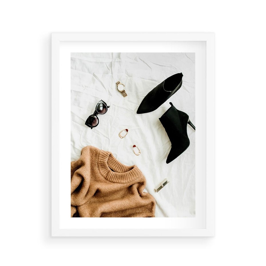 Plakat w ramie 40x50 - Styl i Klasyka - modowa fotografia, sweter - rama biała