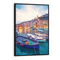Obraz w ramie 70x100 - Tańczące kolory zachodu - nadmorskie kolorowe miast, kolorowe budynki na brzegu - rama czarna