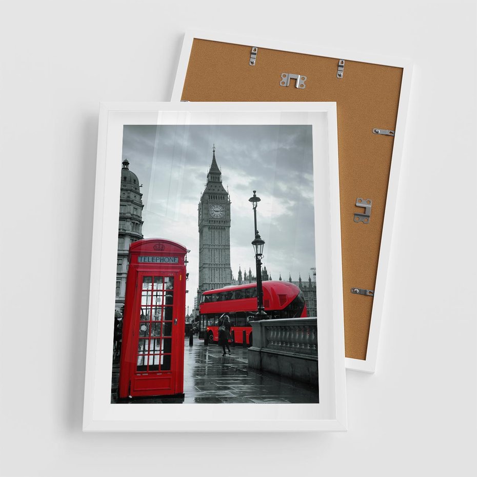 Plakat w ramie 50x70 - Uliczka z charakterystyczną budką w Londynie - Londyn, budka - rama biała