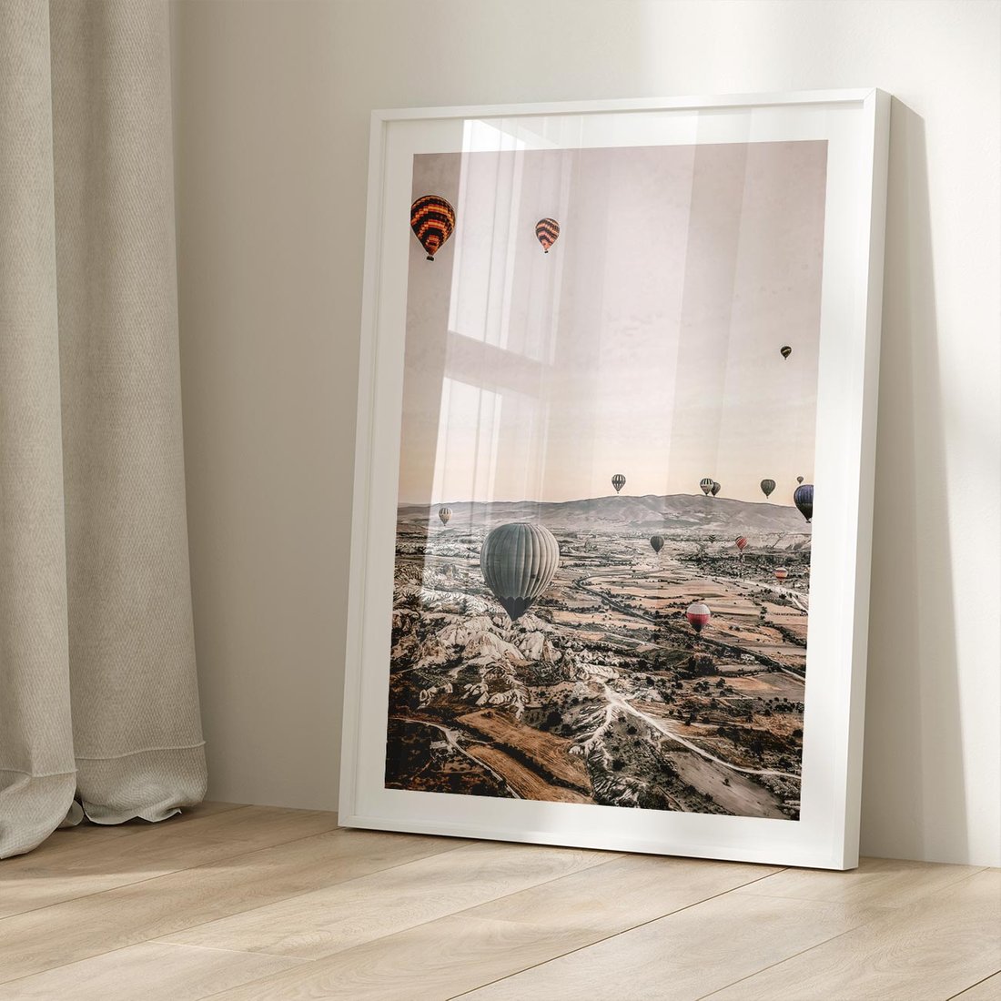 Plakat w ramie 50x70 - Wolność w Powietrzu - balony latające nas pustynnym krajbrazem, balony do latania - rama biała