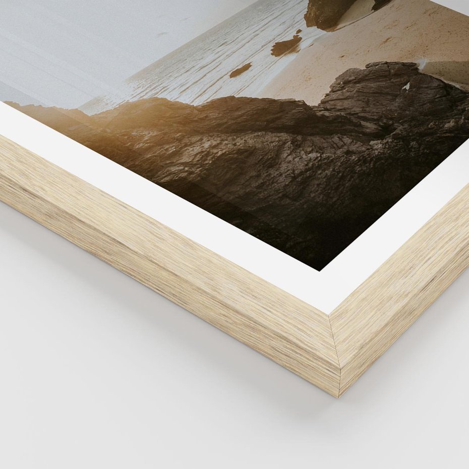 Plakat w ramie 30x40 - Magia Wieczornego Spokoju - plaża, zachód - rama drewno