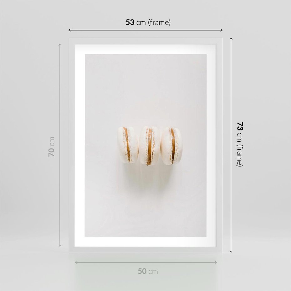 Plakat w ramie 50x70 - Delikatność w Bieli - białe ciateczka. makaroniki, minimalistyczne zdjęcie - rama biała