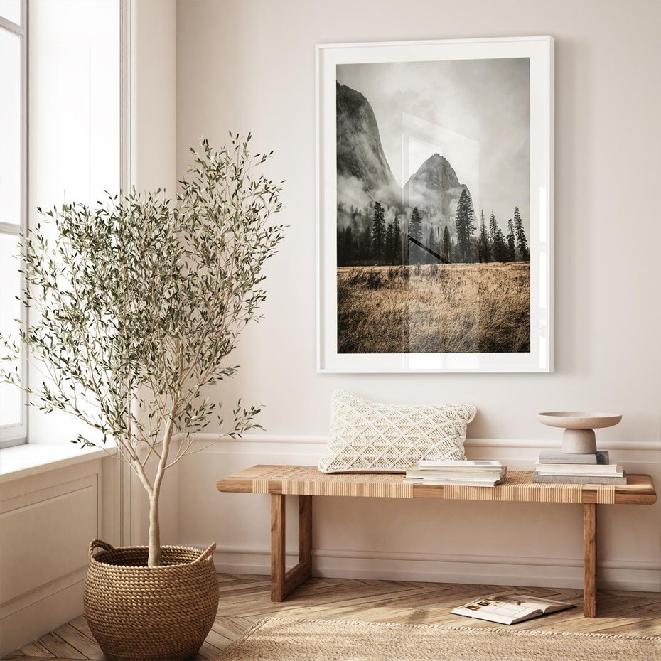 Plakat w ramie 50x70 - Mglisty Pejzaż Górski: Urok Niewidzialnośc - góry, krajobraz - rama biała