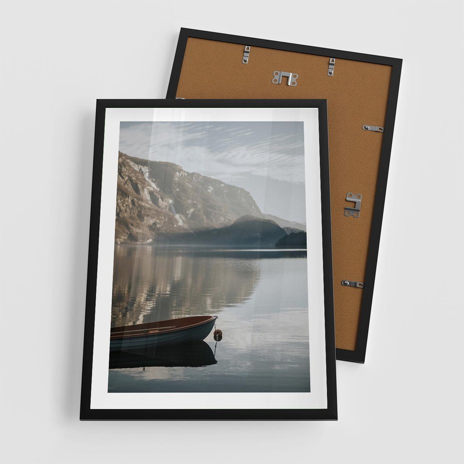 Plakat w ramie 50x70 - Refleksje Natury - morze, łódka - rama czarna