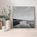 Obraz w ramie 50x50 - Nadmorska Melodia - czarno białe zdjęcie, plaża - rama drewno