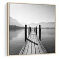 Obraz w ramie 50x50 - Spokojna Przystań - czarno biała fotografia, drewniany pomost na jeziorze - rama drewno