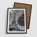 Plakat w ramie 50x70 - Zabawa w Paryżu - czarno białe zdjecie, wieża eiffla - rama czarna