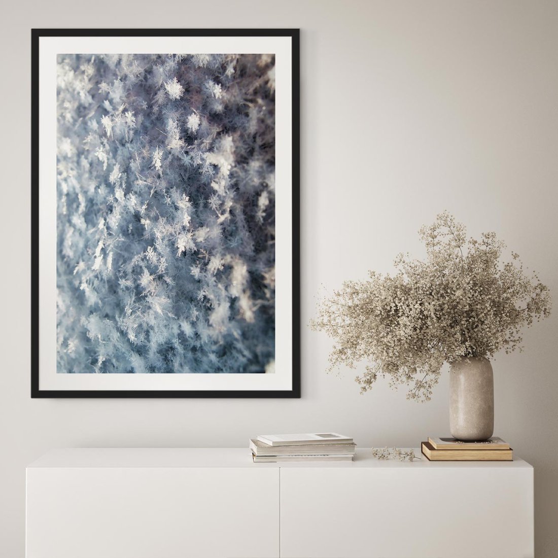 Plakat w ramie 50x70 - Magia Śnieżnych Kryształków - śnieg, szron - rama czarna