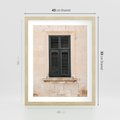 Plakat w ramie 40x50 - Urok Starego Okna z Zielonymi Okiennicami - stare okno, kamienica - rama drewno