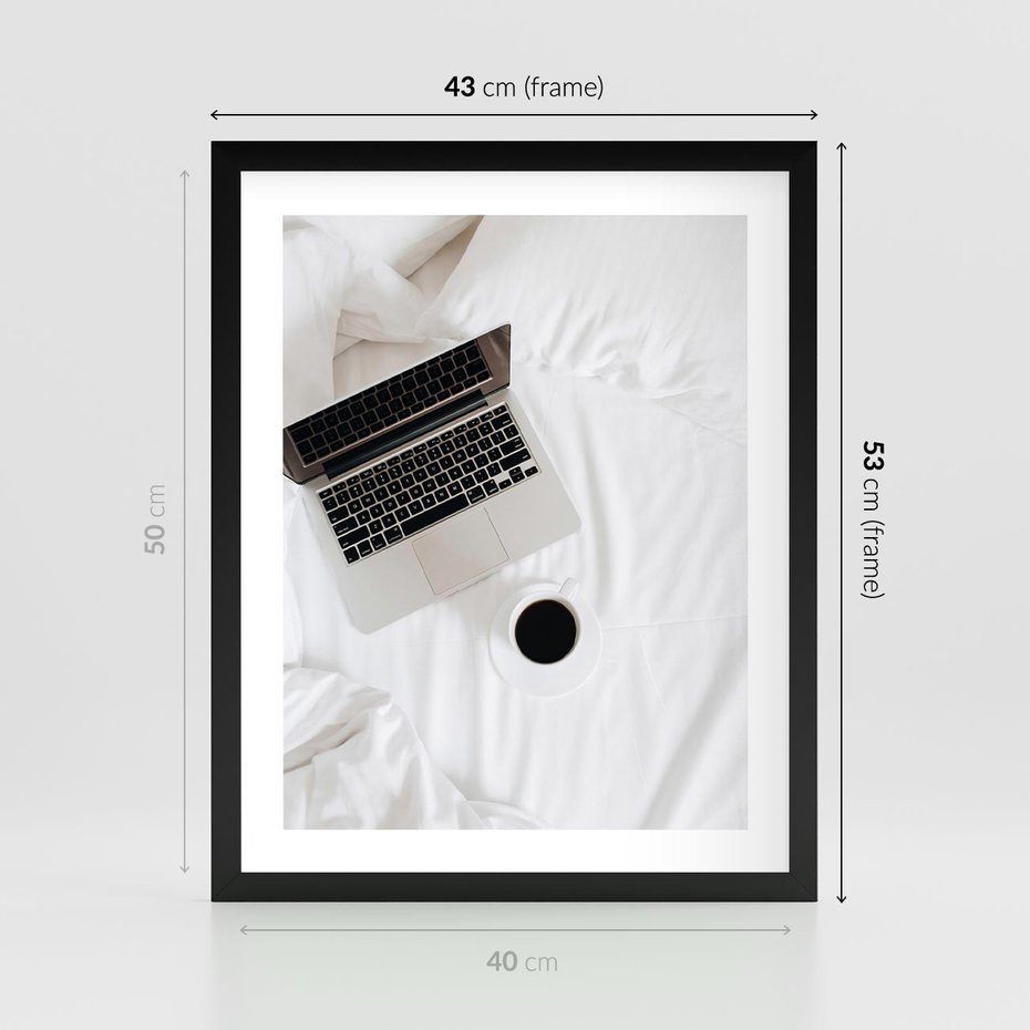 Plakat w ramie 40x50 - Relaks w Łóżku: Kawa i Laptop w Pościeli - komputer, na łóżku - rama czarna