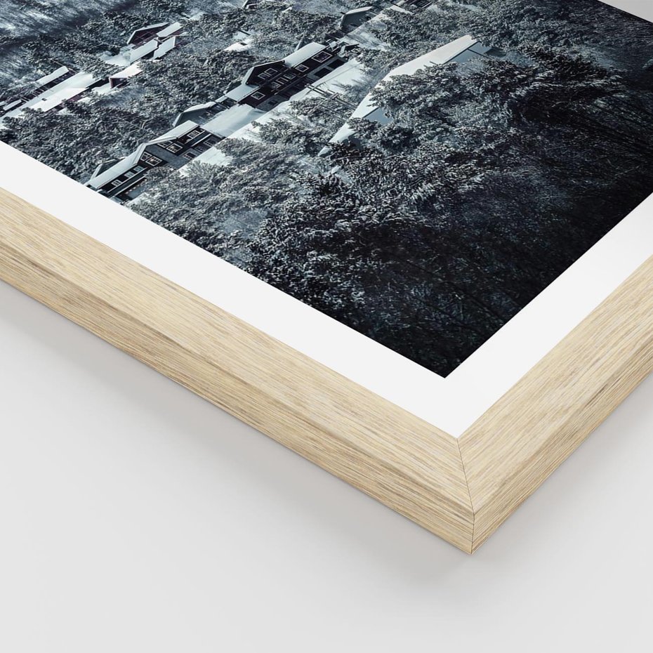 Plakat w ramie 40x50 - Domki w Chmurach - górski zimowy krajobraz, dommki na wzgórzach - rama drewno