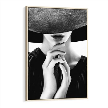 Obraz w ramie 50x70 - Czarna Elegancja - fotografia czarno biała, zbliżenie portret kobiety w czerni - rama drewno