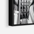 Obraz w ramie 50x70 - Poranki w Paryżu - czarno białe zdjęcie, kobieta w prześcieradle na balkonie - rama czarna