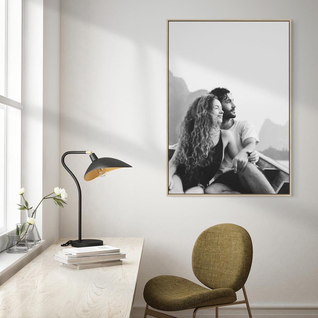 Obraz w ramie 80x120 - Księga mglistych marzeń - czarno biała fotografia, para zakochanych w łodzi - rama drewno
