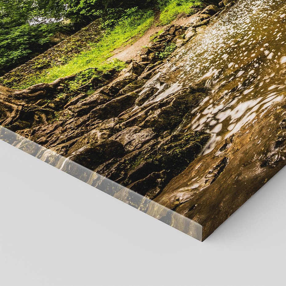 Obraz na płótnie 70x50 - Magia wodospadu w lesie - wodospad, las