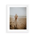 Plakat w ramie 40x50 - O Zachodzie Słońca - klimatyczna fotografia, postać biegnie po plaży - rama biała
