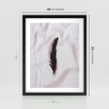Plakat w ramie 40x50 - Prosta Elegancja - czarne pióro na białej pościeli, minimalizm - rama czarna