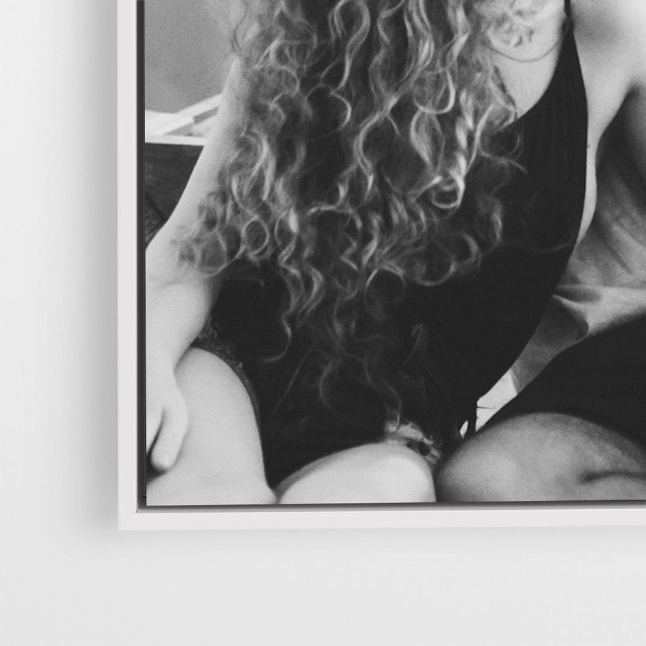 Obraz w ramie 50x70 - Księga mglistych marzeń - czarno biała fotografia, para zakochanych w łodzi - rama biała