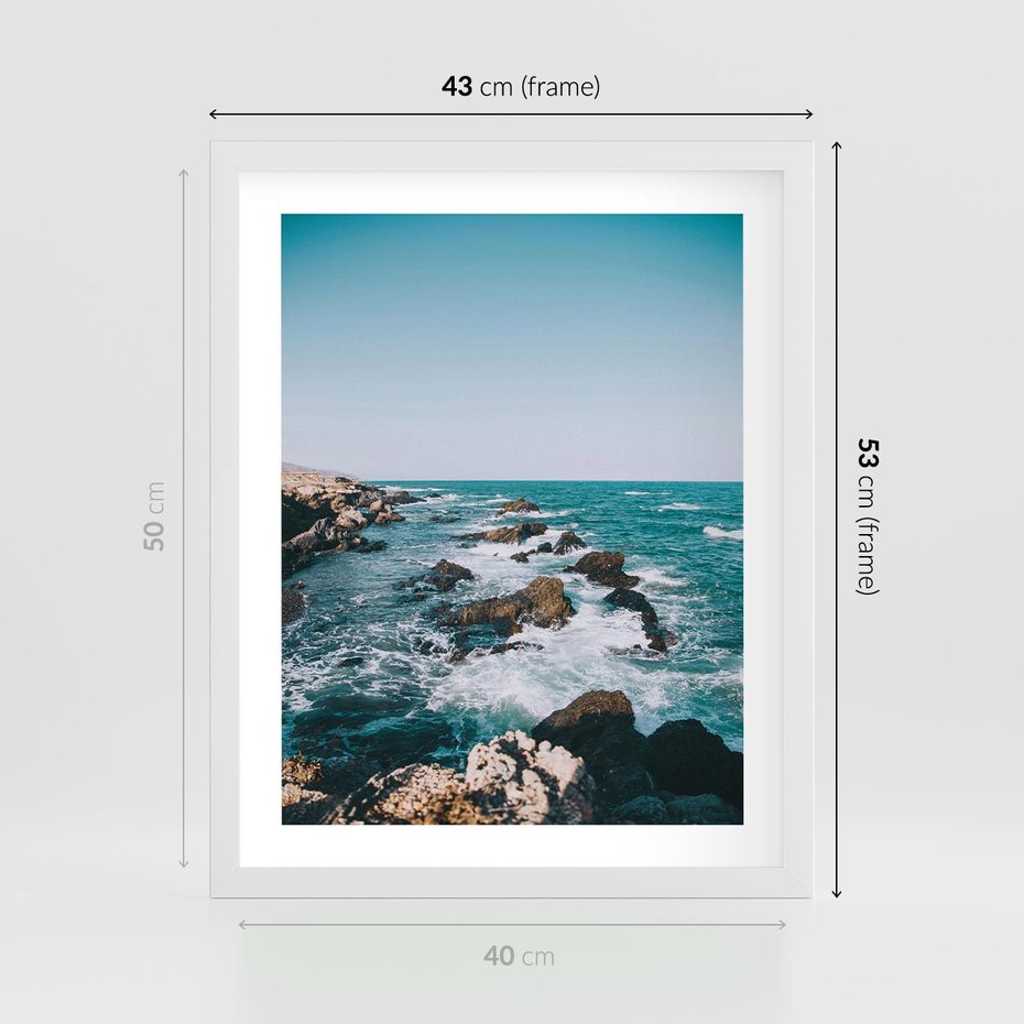 Plakat w ramie 40x50 - Dramatyczna Sceneria: Fale i Skały nad Morzem - morze, fale - rama biała