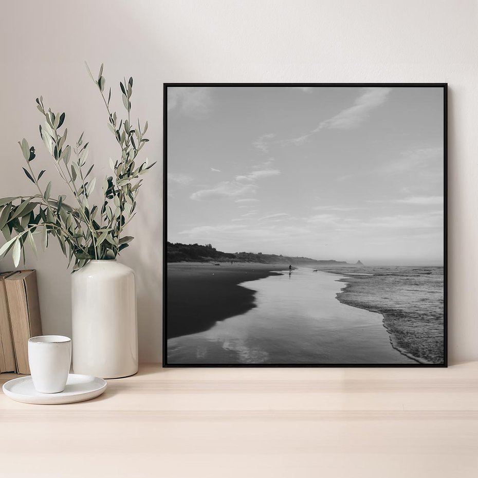 Obraz w ramie 50x50 - Nadmorska Melodia - czarno białe zdjęcie, plaża - rama czarna