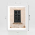 Plakat w ramie 40x50 - Urok Starego Okna z Zielonymi Okiennicami - stare okno, kamienica - rama biała