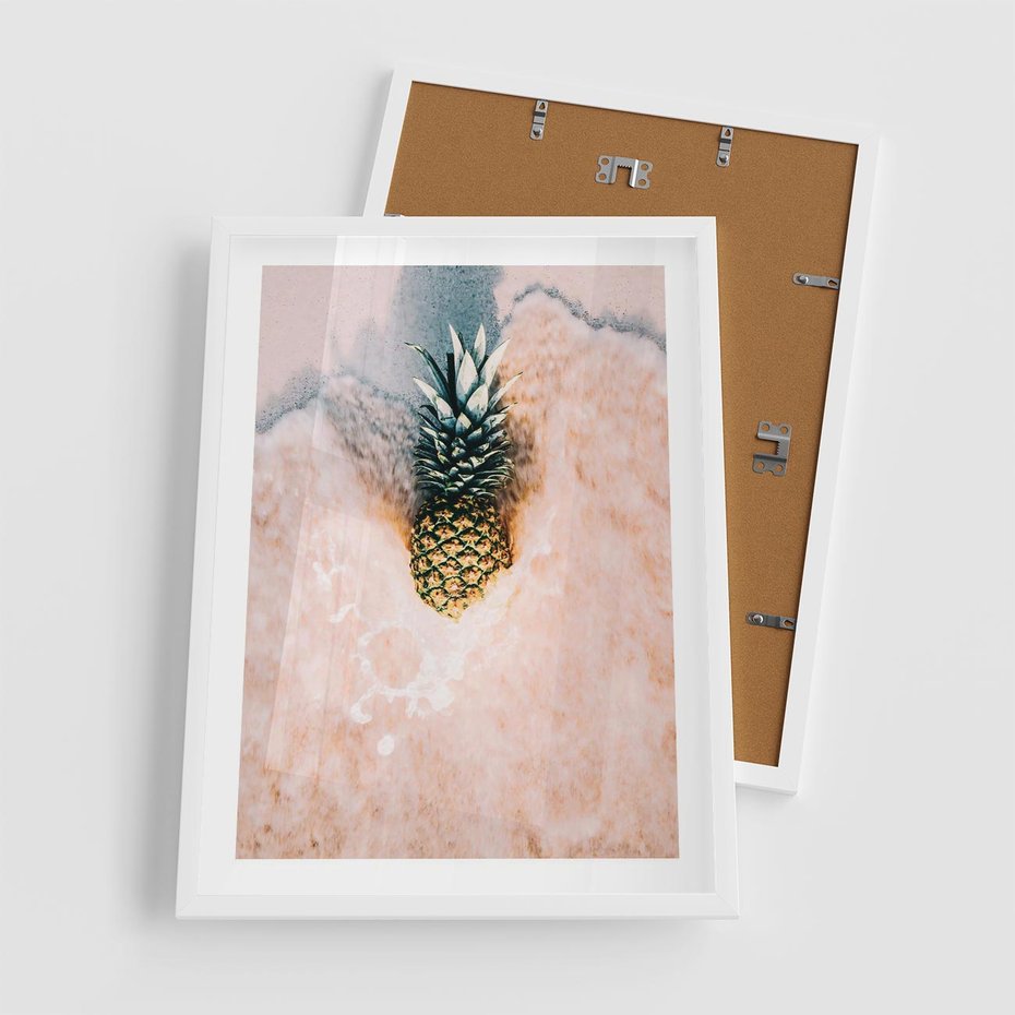 Plakat w ramie 50x70 - Egzotyczna Plaża - ananas, na plaży - rama biała
