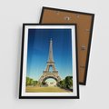 Plakat w ramie 50x70 - Ikoniczny symbol miasta - wieża, Eiffla - rama czarna