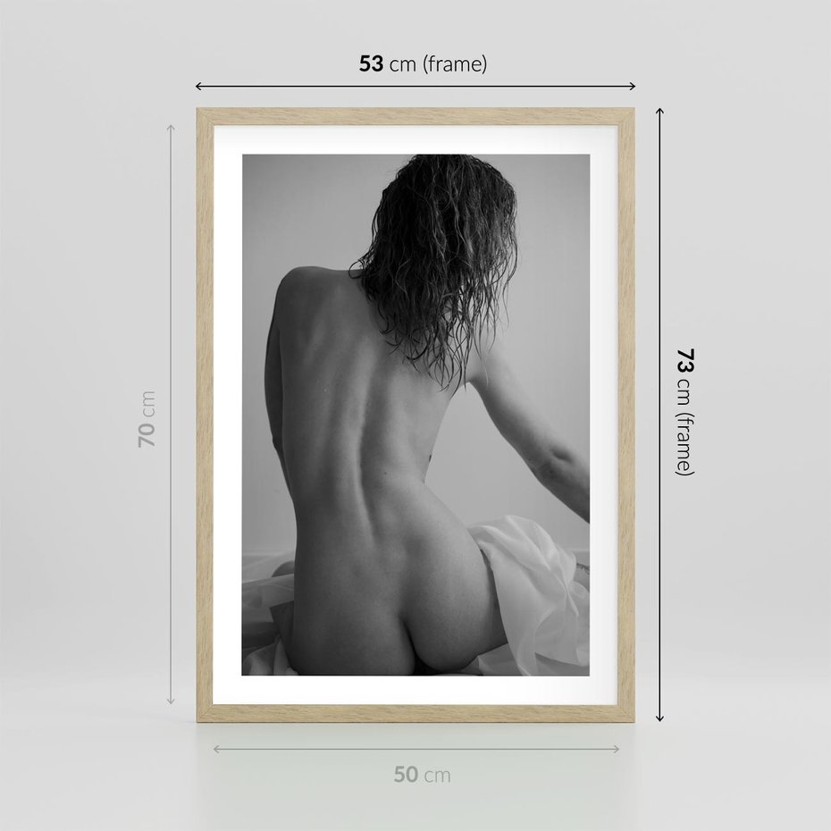 Plakat w ramie 50x70 - Piękno o Poranku - czarno biała fotografia, akt kobiecy - rama drewno