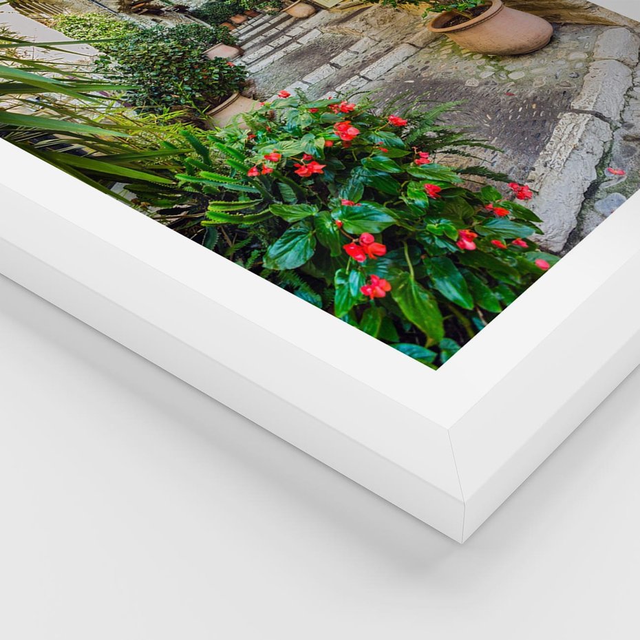 Plakat w ramie 30x40 - Perspektywa uliczki malownicza - uliczka, perspektywa - rama biała