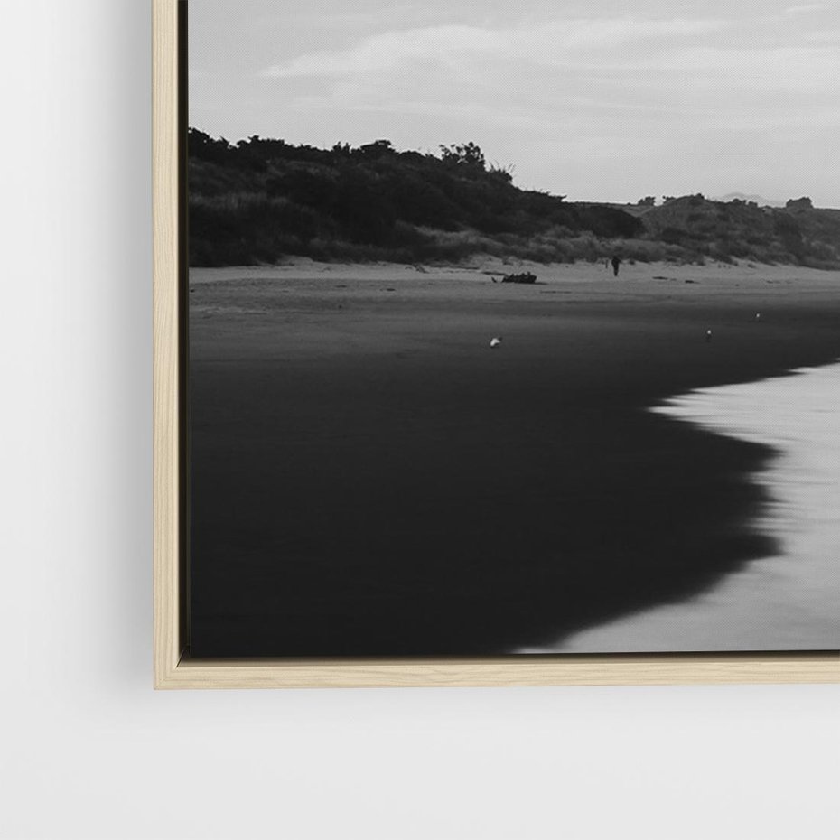 Obraz w ramie 70x50 - Nadmorska Melodia - czarno białe zdjęcie, plaża - rama drewno