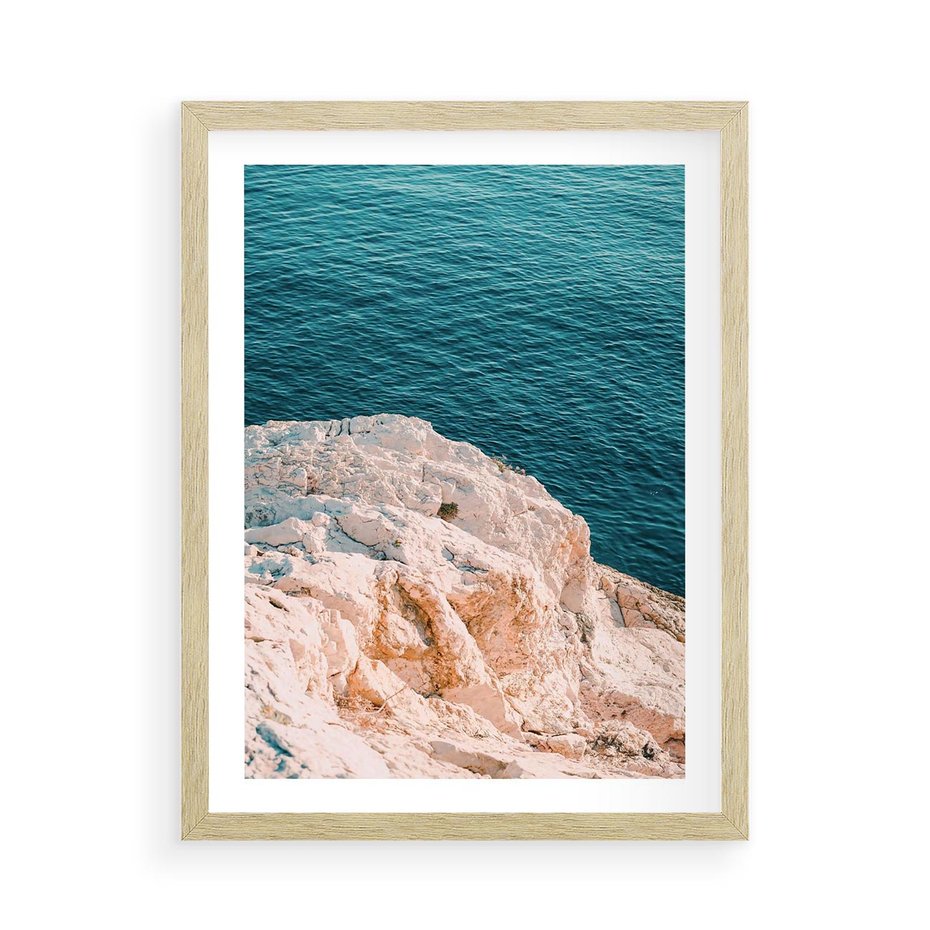 Plakat w ramie 50x70 - Klifowy Horyzont: Brzeg Morza - brzeg morza, klify - rama drewno
