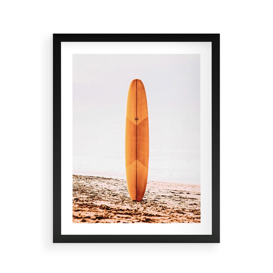Plakat w ramie 40x50 - Deska w Piasku: Gotowa na Fale - plaża, pomarańczowa deska surfingowa wbita w piasek - rama czarna
