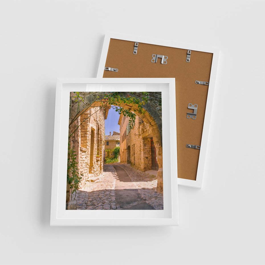 Plakat w ramie 40x50 - Malownicza uliczka w perspektywie - uliczka, perspektywa - rama biała