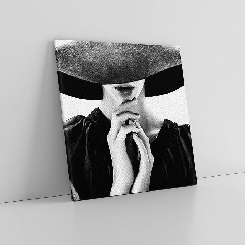 Obraz na płótnie 30x30 - Czarna Elegancja - fotografia czarno biała, zbliżenie portret kobiety w czerni