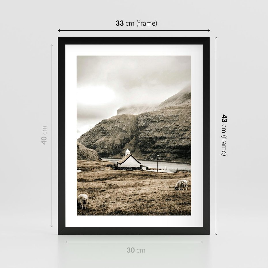 Plakat w ramie 30x40 - Kościół na Wzgórzu: Sepia Nostalgii - kościół w górach, na wzgórzu - rama czarna