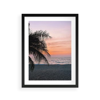 Plakat w ramie 30x40 - Tropikalny Zachód Słońca: Piękno Palmy - palma, nad morzem - rama czarna