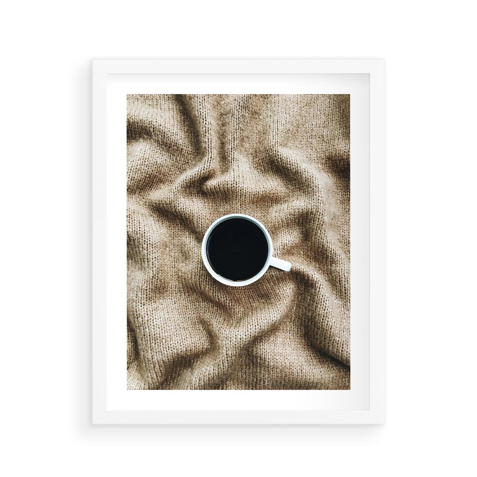 Plakat w ramie 40x50 - Filiżanka Kawy na Brązowym Kocu - kawa, czarna kawa - rama biała