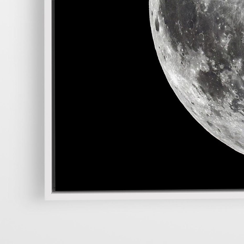 Obraz w ramie 100x70 - Księżycowa Aura - zdjęcie, ogromny księżyc na czarnym tle - rama biała