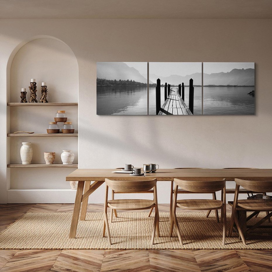 Obraz na płótnie 90x30 - Spokojna Przystań - czarno biała fotografia, drewniany pomost na jeziorze