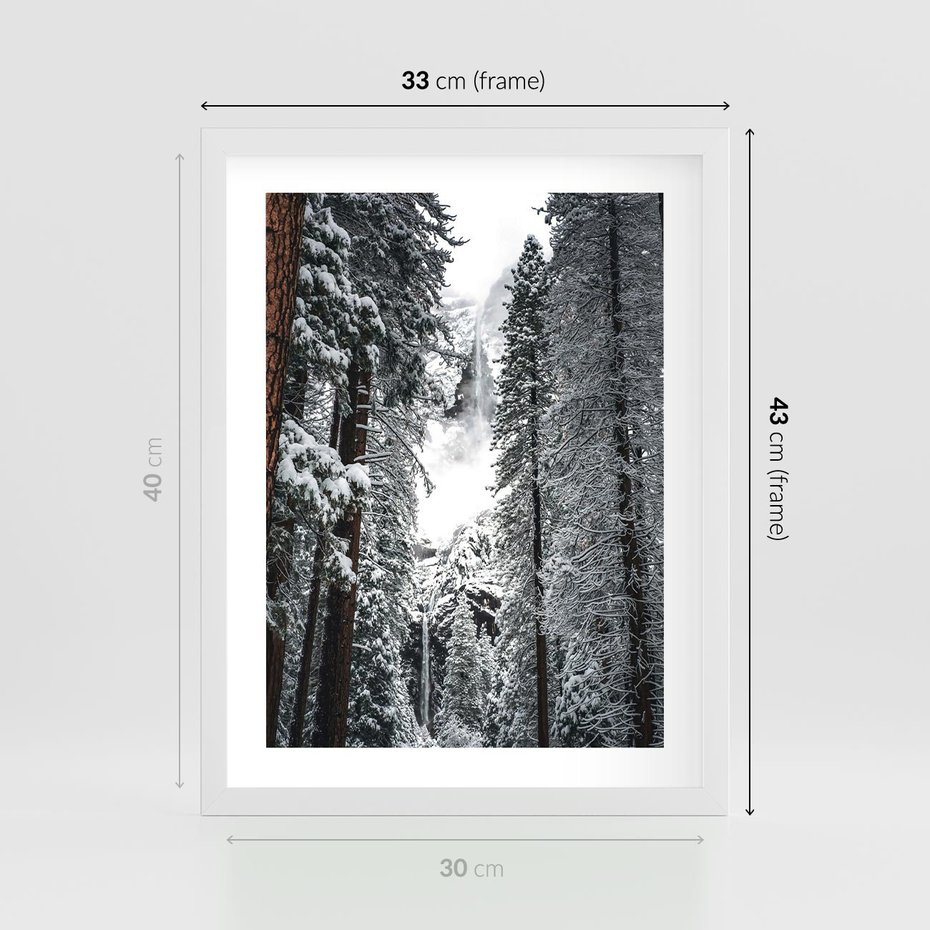 Plakat w ramie 30x40 - Cicha Magia Zimowego Lasu - zimowy las, ośnieżone drzewa - rama biała
