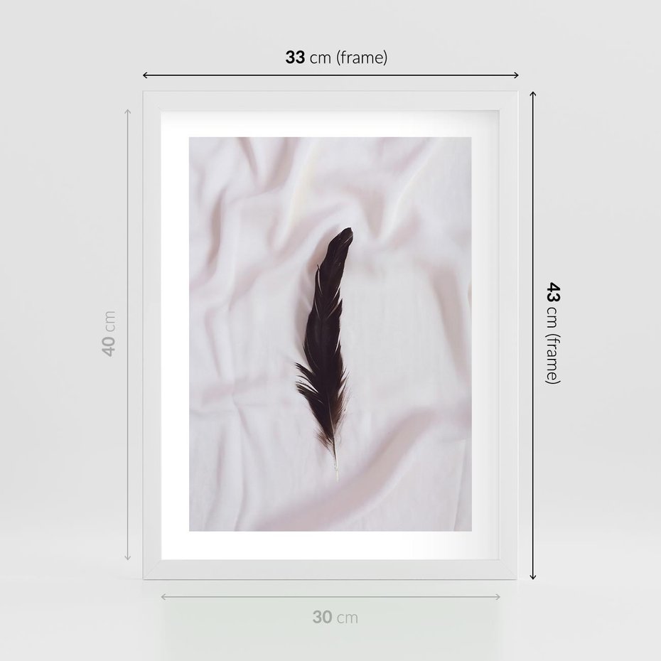 Plakat w ramie 30x40 - Prosta Elegancja - czarne pióro na białej pościeli, minimalizm - rama biała