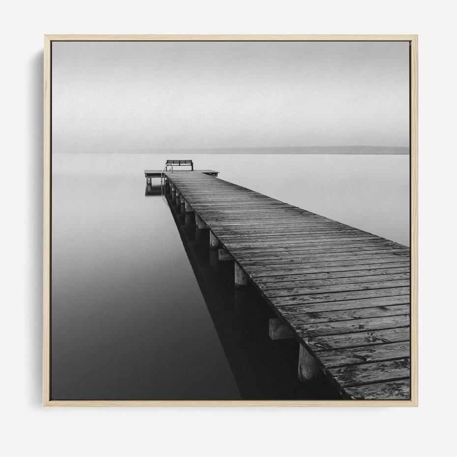 Obraz w ramie 50x50 - Mglista Perspektywa - czarno biała fotografia, drewniany pomost na jeziorze - rama drewno
