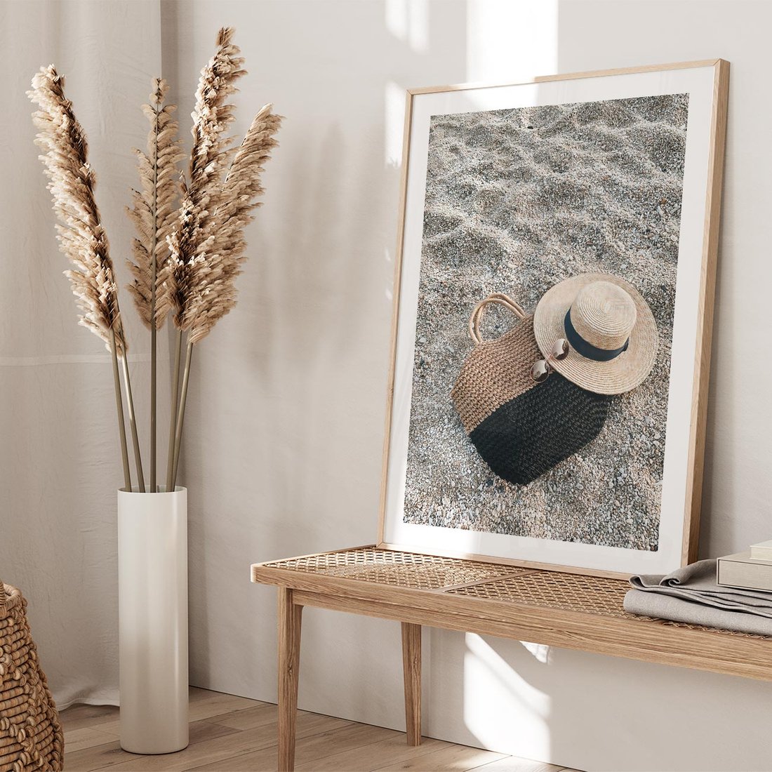 Plakat w ramie 30x40 - Plażowe Przygotowania - torba plażowa, kapelusz - rama drewno